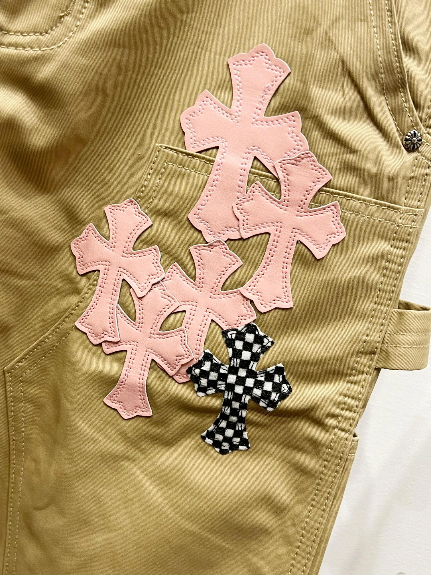 P260 Style number: (c034) ChromeHearts & ChromeHearts 2025 new khaki wood pink checkerboard cross leather couple's loose jeans Top quality ceiling quality Styles with different wash textures, very friendly to people with thin legs and thick legs, straight and loose version very flattering leg shape Timeless moderate length, easy to match with casual, basic styling for various styles, a must-have in the wardrobe! The fabric is stiff but also makes the upper body soft without losing texture. The washing process is even more perfect. It is a must-have item for everyone! ! ! Washed wheat, hang tag, pants label, three labels complete Color: Khaki Size: 28-30-32-34